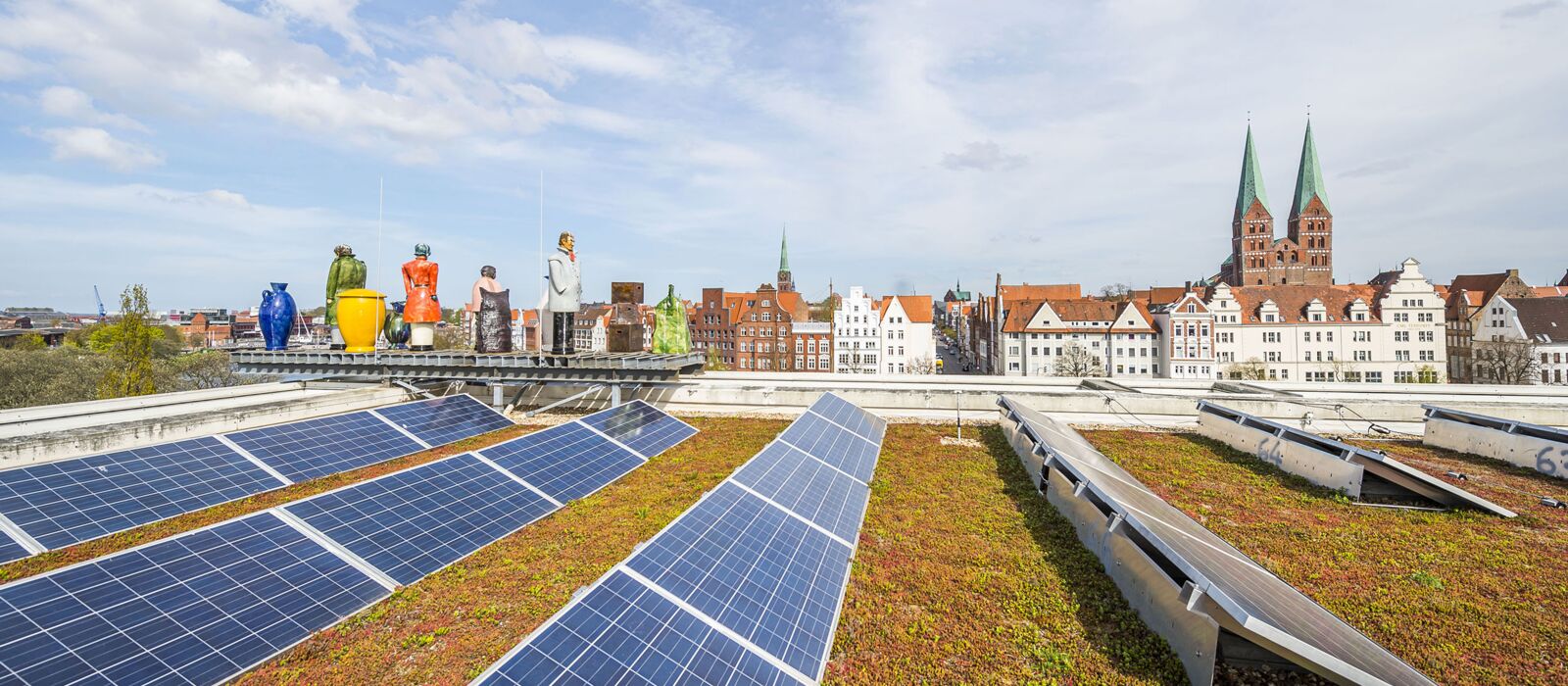 Solarpanels auf dem Dach der Musik- und Kongresshalle Lübeck