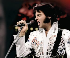 Elvis-Darsteller beim Singen